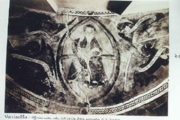 "Dio Padre in trono": faceva parte del ciclo di affreschi che ricoprivano l'abside della Chiesa di S. Biagio, andati distrutti nel 1904 quando la Chiesa venne allungata e l'abside abbattuto. <br>Le foto sono state scattate nel 1893 da Secondo Pia.